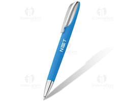 Imagem de uma caneta plástica perfeita para o ambiente escolar ou de escritório. Com design moderno e ponta de grafite, é