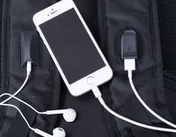 Mochila preta de couro para notebook com saída de fone, moderna e elegante, ideal para viagens e atividades esportivas.