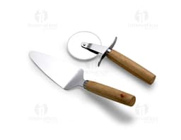 Kit Pizza: Conjunto tradicional de utensílios de madeira para preparar e servir pizzas em família. Inclui faca, tábua e