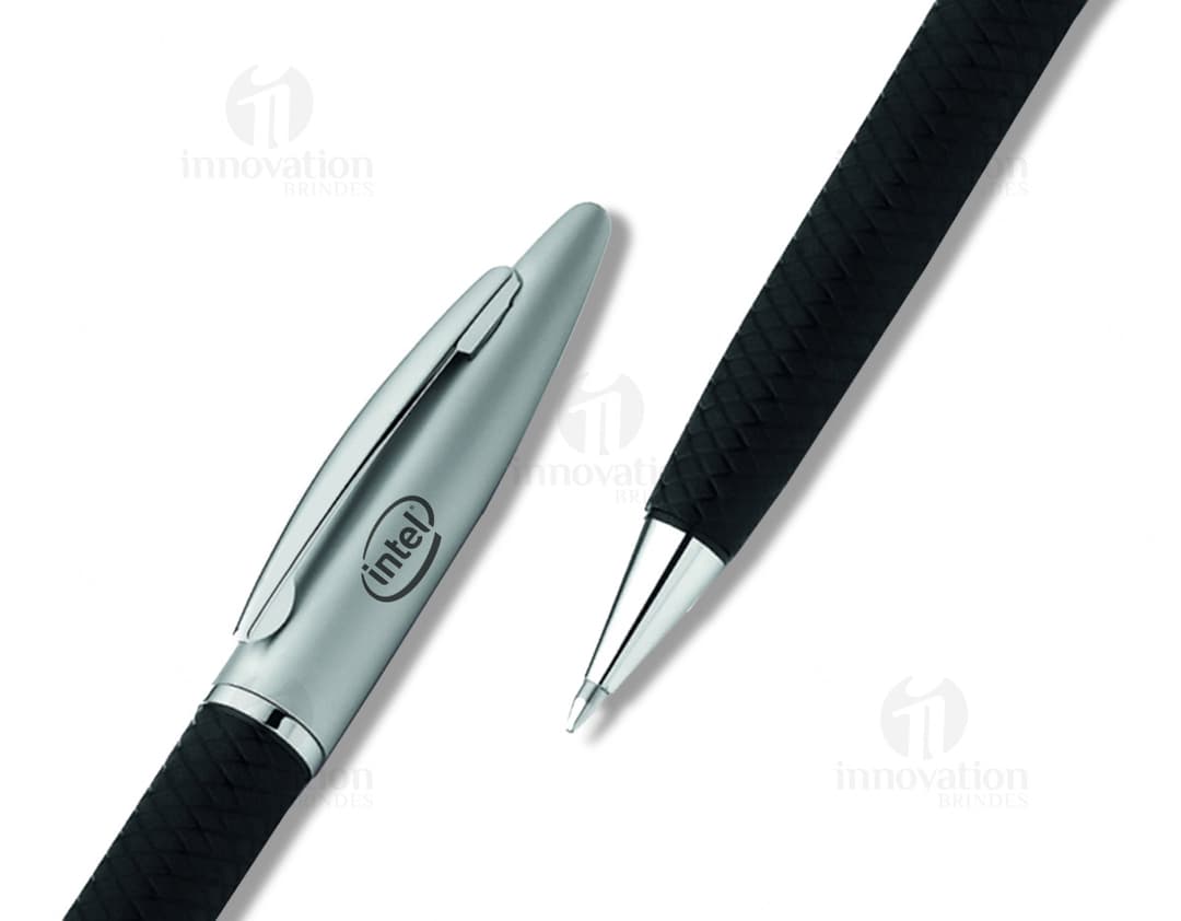 Lapiseira metálica retrátil em cor preta, com design elegante e detalhes em prata. Ótima opção para escrita e desenho, ideal