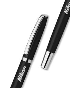Caneta de metal roller para escrita suave e precisa. Perfeita para uso no escritório, estudos ou assinaturas. Design elegante e durável em metal prateado. Ideal para negócios, escola e desenho. Adquira já a sua! #canetademetal #canetaroller #escritorio #estudos #assinaturas
