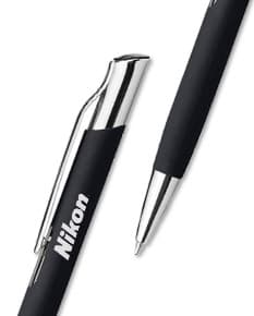 Caneta de metal esferográfica em diversas cores, ideal para escrita suave e precisa. Perfeita para uso escolar, escritório e desenhos. Adquira já a sua!