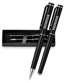Conjunto de canetas de metal para escritório, ideal para negócios e estudos. Design clássico em prata e preto, perfeito para assinaturas e documentos. Aumente sua produtividade com esse conjunto de qualidade. Garanta já o seu!