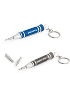 Kit mini ferramentas composto por diversos dispositivos, instrumentos musicais, equipamentos acústicos e objetos de metal e plástico. Inclui plugs, cabos, ferramentas de pen, tecnologia de conexão de áudio e fios elétricos. Possui conexões de metal prateado e preto, incorporando detalhes cromados e anéis dourados. Ideal para trabalhos de comunicação, áudio e vídeo, com foco em eletrônicos e instrumentos musicais.