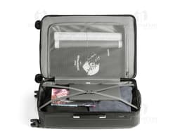 Mala de viagem executivo moderna em couro preto, com alça de aço e design elegante. O produto possui compartimentos internos