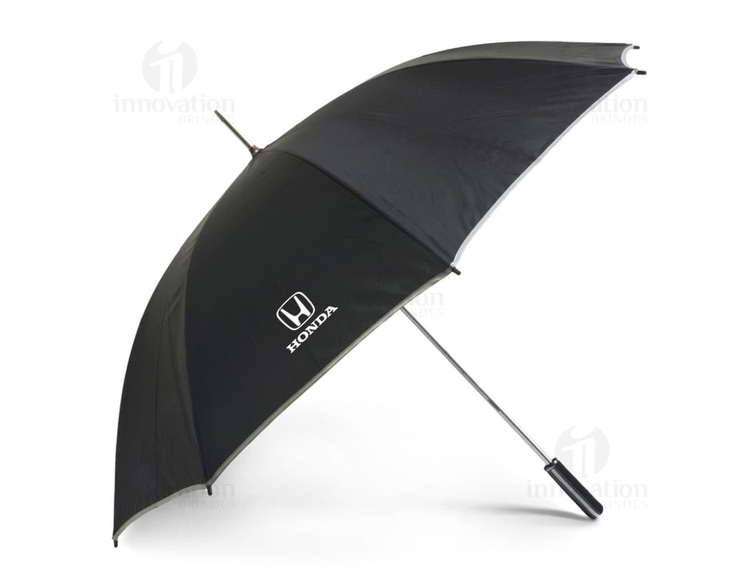 Black golf umbrella, a modern and safe accessory to protect you on rainy days. Elegant and durable design, perfect for