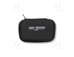 Estojo de couro sintético preto com botões, ícones e teclado em relevo. Design moderno e elegante, ideal para armazenar