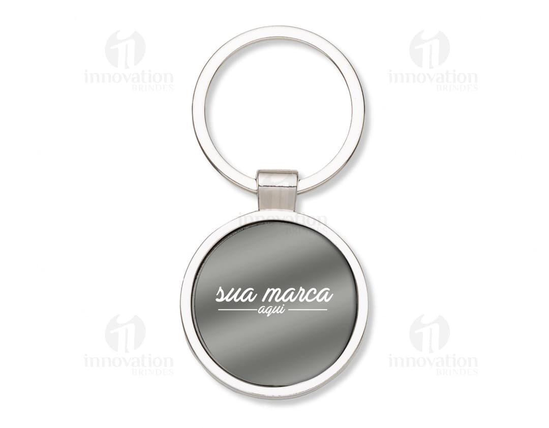 Chaveiro de metal brilhante com design elegante e acabamento cromado. Feito para durar, é o acessório perfeito para manter