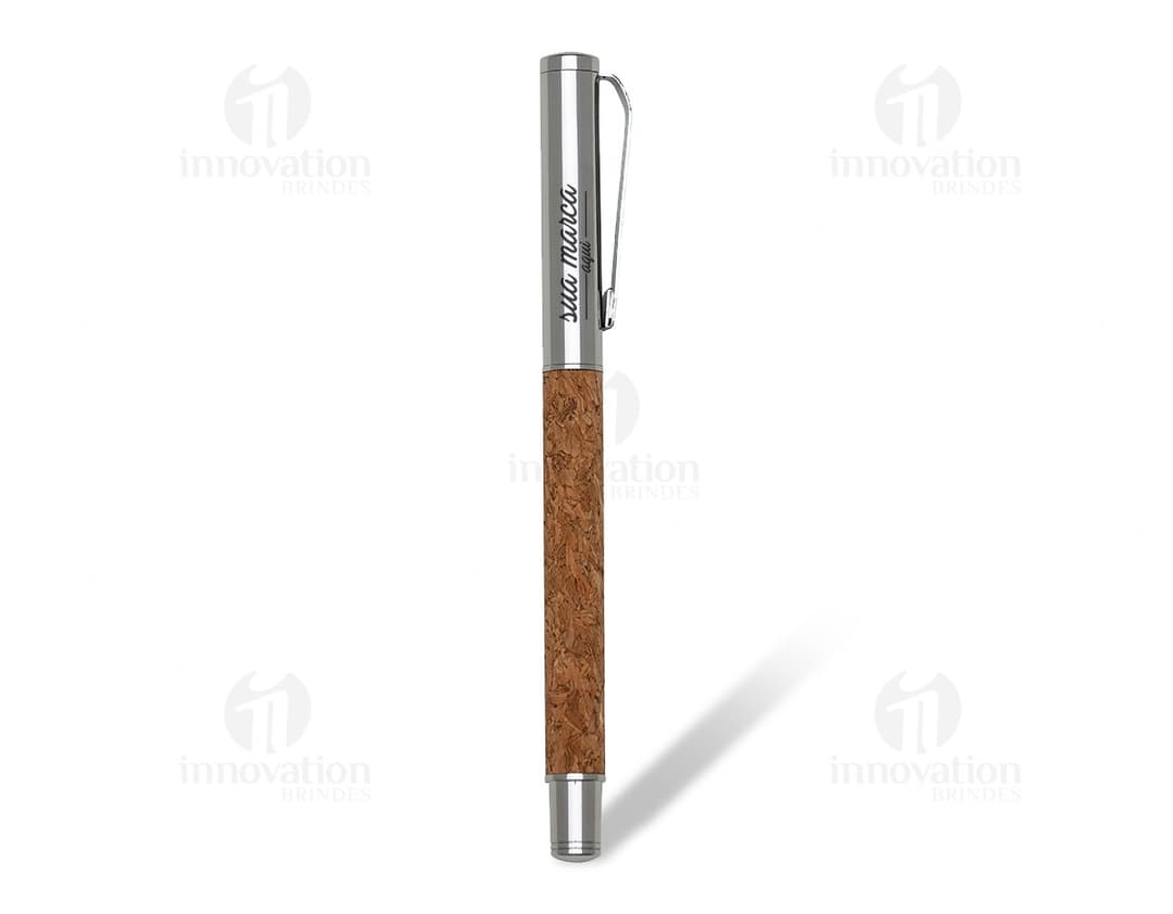 Imagem de uma caneta de metal roller sobre uma mesa de madeira. Produto de alta qualidade e design elegante. Ideal para