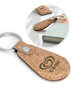 Chaveiro de cortiça elegante e sustentável para deixar suas chaves mais seguras e organizadas. Ideal para empresas e escritórios. Feito em material isolado de alta qualidade. Aproveite a promoção de venda e garanta já o seu. Adicione um toque de sofisticação e cuidado aos seus itens pessoais. Imperdível!