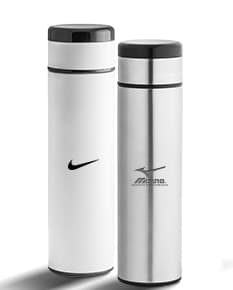 Garrafa térmica 450ml de plástico, ideal para manter sua bebida favorita na temperatura ideal por mais tempo. Prática e resistente, conta com tampa atomizadora que facilita o uso. Perfeita para levar para o trabalho, academia ou viagens. Mantenha-se hidratado(a) com estilo e praticidade!