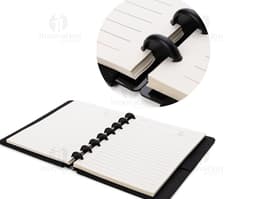 Bloco de anotações em couro preto, perfeito para manter suas ideias organizadas no dia a dia. Ideal para reuniões de