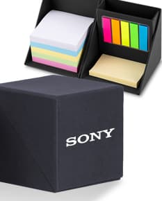 Bloco de anotações em embalagem isolada. Design quadrado e colorido, perfeito para usar em sua mesa. Acompanha pack de papel em branco. Garanta já o seu!