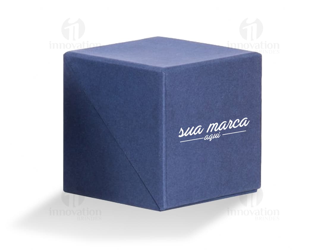 Bloco de anotações em embalagem isolada. Design quadrado e colorido, perfeito para usar em sua mesa. Acompanha pack de papel