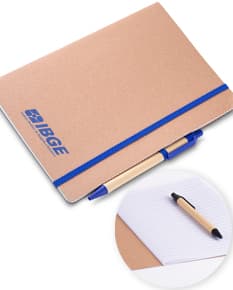 Bloco de anotações com caneta: a ferramenta essencial para o seu dia a dia de estudos ou trabalho. Feito em couro sintético de alta qualidade, é perfeito para manter suas anotações organizadas. Ideal para escola, faculdade ou escritório. Nunca mais se esqueça de anotar suas ideias e compromissos! Adquira já o seu.