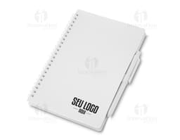 Notebook de papel em branco no escritório com uma caneta, ideal para anotações de negócios, lembretes e organização.
