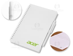 Notebook de papel em branco no escritório com uma caneta, ideal para anotações de negócios, lembretes e organização.