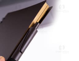 Bloco de anotações com caneta: o companheiro perfeito para suas ideias! Feito em couro sintético de alta qualidade, este