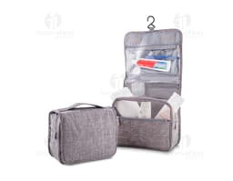 Necessaire preta de poliéster com espaço interno, ideal para armazenar objetos, equipamentos e dinheiro com segurança.