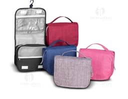 Neceser organizador en nylon negro, ideal para guardar bolsos, carteras, documentos y objetos personales. Posee gancho para
