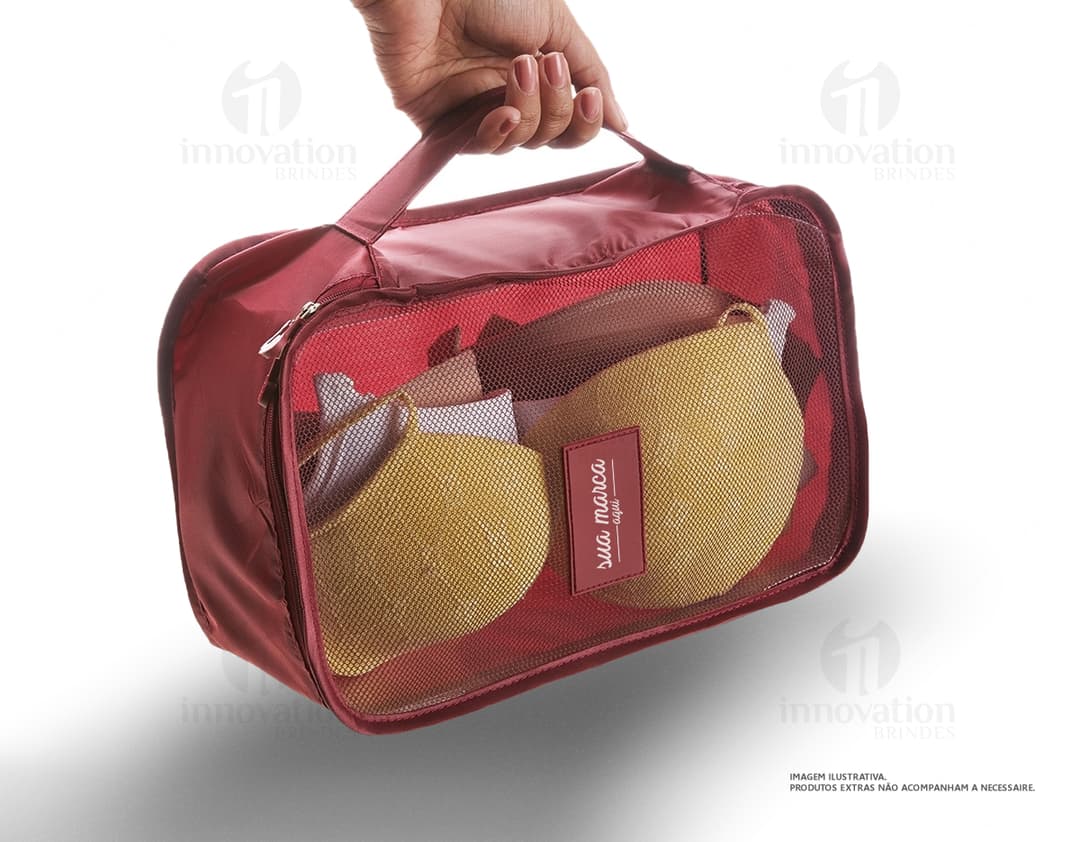 Kit nécessaire 6 peças em couro marrom, perfeito para viagens e organização pessoal. Acessório moderno e elegante, ideal para