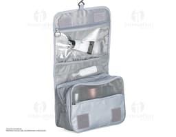 Necessaire de nylon oxford marrom com design vintage e textura grunge. Item vazio, fechado com ziper e alça para transporte