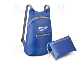 Mochila dobrável de couro preto, com alça de ombro e fecho de zíper. Vazia e pronta para ser usada, perfeita para viagens ou