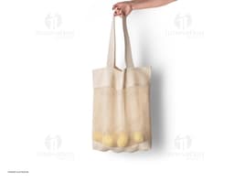 Sacola de algodão 180g, com malha de algodão. Embalagem vazia de papelão marrom, utilizada para compras, contendo etiqueta
