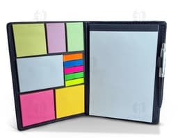 Bloco de anotações em couro preto com autoadesivos. Ideal para organização e produtividade no trabalho. Prático e elegante