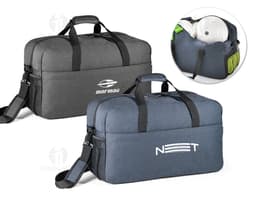 Bolsa esportiva de couro preto com alça ajustável e fecho de zipper. Perfeita para viagens, estilo casual e elegante.