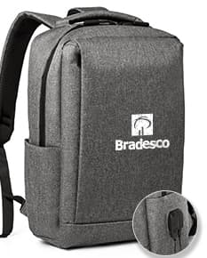 Mochila para notebook em couro vintage: elegância e praticidade para seu dia a dia de trabalho. Com design moderno e compartimentos espaçosos, o acessório perfeito para carregar seu laptop com estilo e segurança. Compre já a sua!