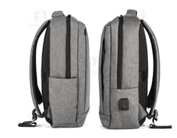 Mochila elegante em couro marrom para notebook, perfeita para viagens e negócios. Com fecho em zíper, alça confortável e