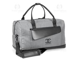 Bolsa de viagem de couro preto: elegância e segurança para suas viagens. Com fecho seguro e alça resistente, essa bolsa é o