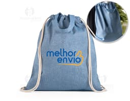 Mochila em algodão reciclado preta com alça de couro, fecho de zíper, único bolso externo e design moderno.