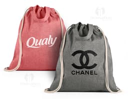 Mochila em algodão reciclado preta com alça de couro, fecho de zíper, único bolso externo e design moderno.