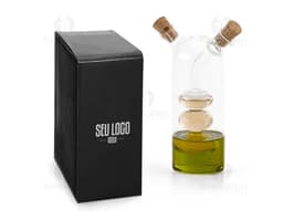 Galetero de vidrio con tres recipientes, uno para aceite, otro para vinagre y un tercero para salsa de chile. Cada recipiente