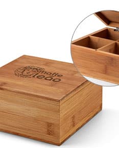 Caixa de chás em bambu para armazenar e organizar seus chás favoritos. Feita de bambu natural, é eco-friendly e perfeita para presentear. Encante-se com a beleza e funcionalidade desta caixa de chás.