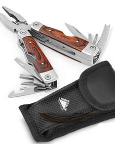Imagem de um alicate dobrável em um elegante estojo de couro marrom. Ideal para uso pessoal ou profissional, este acessório de alta qualidade combina estilo e funcionalidade. Perfeito para quem busca praticidade e sofisticação em um único produto. Invista em qualidade e durabilidade com este alicate dobrável.
