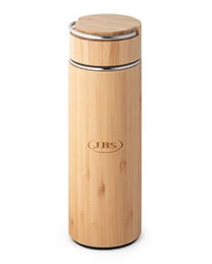 Squeeze em bambu 440ml - Bebidas refrescantes com estilo único! Produto vintage em bambu resistente, ideal para manter sua hidratação em dia. Aproveite a qualidade e design retro deste squeeze e destaque-se com elegância. Adquira já o seu! #Brindes #SqueezeBambu #Vintage