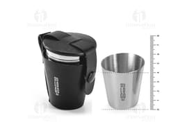 Conjunto de copos de metal preto para armazenar e servir suas bebidas favoritas com estilo. Design moderno e elegante