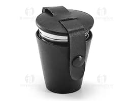 Conjunto de copos de metal preto brilhante para bebidas quentes e frias. Design moderno e elegante para sua cozinha ou