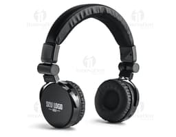 Fone de ouvido wireless com microfone em metal prateado e preto, tecnologia moderna, sem fio, close up, ideal para ouvir