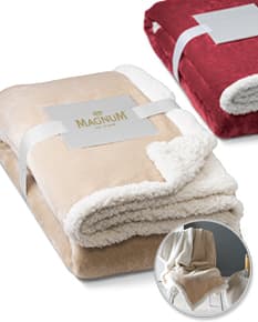 Manta polar 190 g/m² em embalagem de papelão marrom vazia, aberta, com laço de fita.