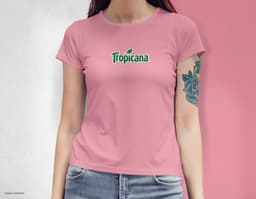 Camiseta femenina con una chica atractiva y sonriente, posando de forma casual en un estudio. El modelo tiene cabello oscuro