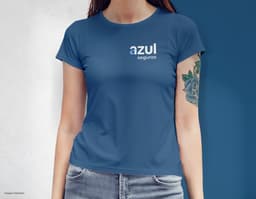 Camiseta femenina con una chica atractiva y sonriente, posando de forma casual en un estudio. El modelo tiene cabello oscuro