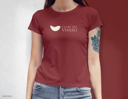 Camiseta femenina con una chica atractiva y sonriente, posando de forma casual en un estudio. El modelo tiene cabello oscuro
