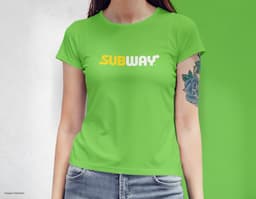 Camiseta femenina con una chica atractiva y sonriente, posando de forma casual en un estudio. El modelo tiene cabello oscuro