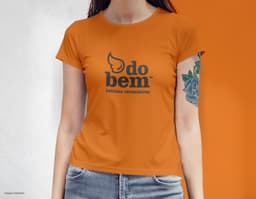 Camiseta femenina con una chica atractiva y sonriente, posando de forma casual en un estudio. El modelo tiene cabello oscuro