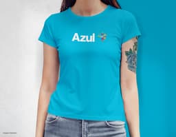 Camiseta femenina con una chica atractiva y sonriente, posando de forma casual en un estudio. El modelo tiene cabello oscuro
