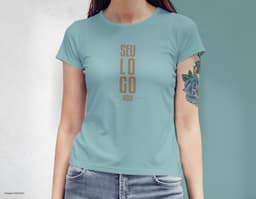 Camiseta femenina con una chica atractiva y sonriente, posando de forma casual en un estudio. El modelo tiene cabello oscuro